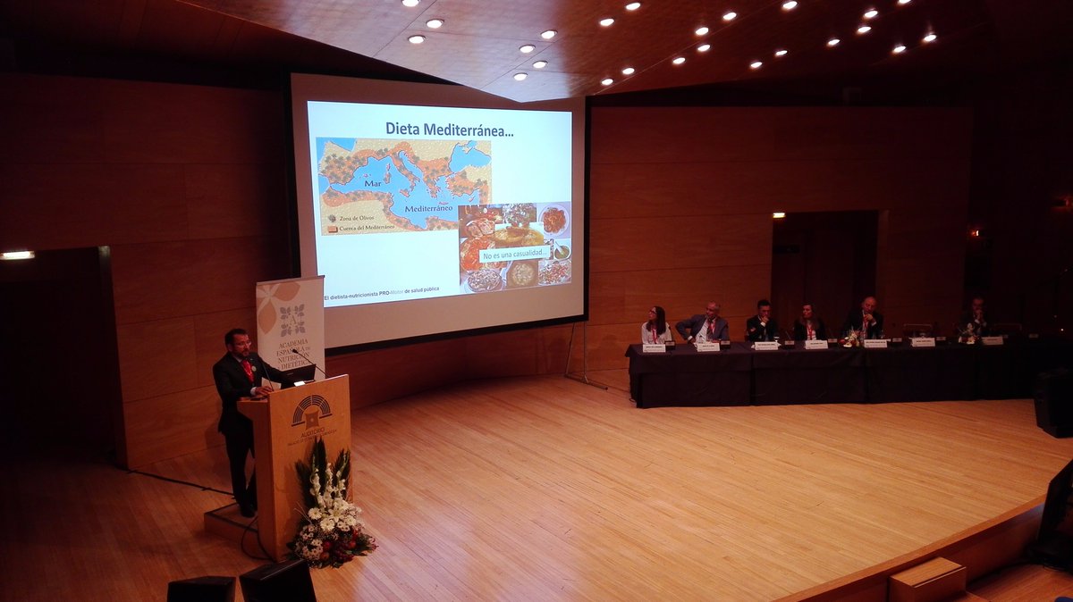 CodineEdineo's tweet photo. Terapia dietético-nutricional en personas con alto riesgo cardiovascular: el #dietistanutricionista en el estudio #PREDIMED @predimedplus @monyino @predimedBalears #CongresoDN2017 #Zaragoza @aedninforma @CGDNE @ColProfDNAragon @renhyd_org @EvidNutrition #congresodn2017 https://t.co/OY5JA1aik0