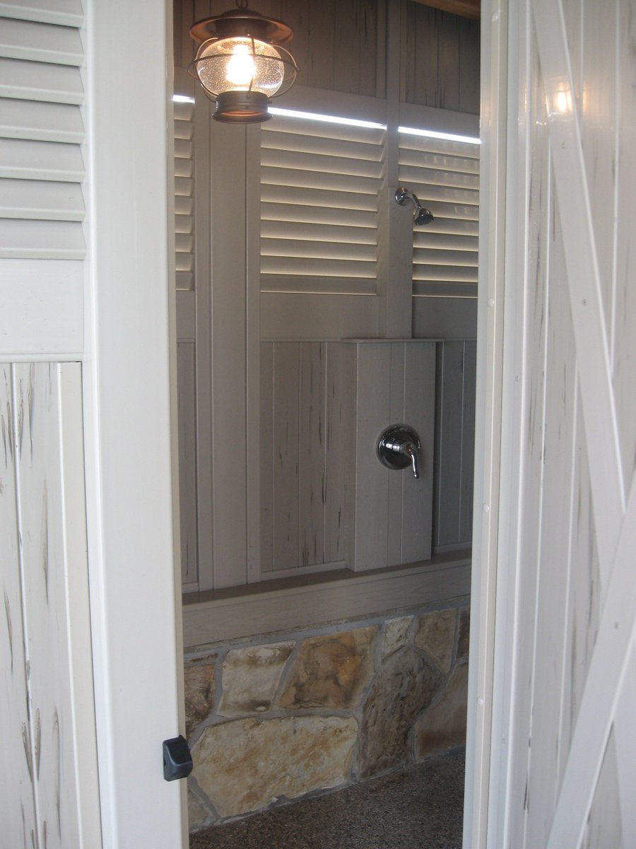 FenceFuture's tweet photo. @Future_Outdoors outdid themselves when they built this #vinyl #pvc shade structure.   The doors lead to a bathroom and shower area! All low maintenance, long lasting life span, and fresh appearance,  How's that for living space?  The perfect outdoor paradise! https://t.co/tRTIrQQwna