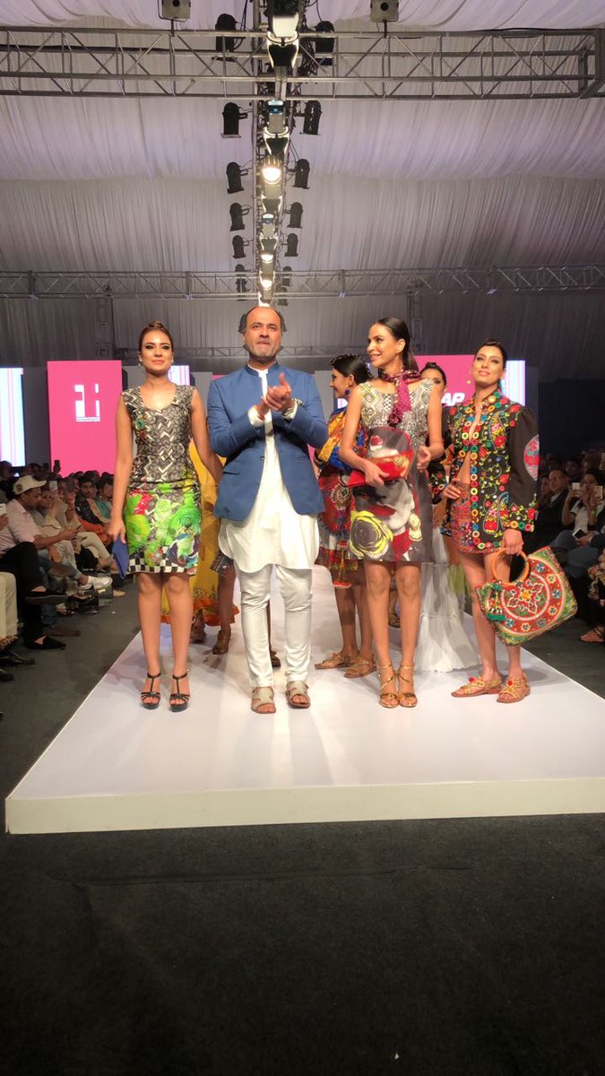 houseofdeepak's tweet photo. It's a wrap by #DeepakPerwani at #MadeInPak17 by #FashionPakistan x #TDAP 
 #FPMF17 #MillennialFashion #TVOnePk https://t.co/dNnx4SCl63