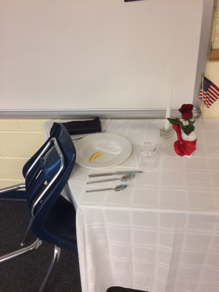 FESAshley's tweet photo. A white table to honor our veterans. https://t.co/ort4cDhVMD