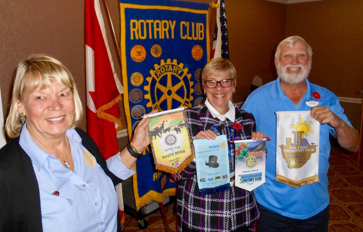 RCKingston_ON's tweet image. Carol&amp;amp;Peter presenting PresLindsey with club banners from their #RotaryFriendshipExchange to @Rotary9400 in #SouthAfrica. #BuildingGoodwill