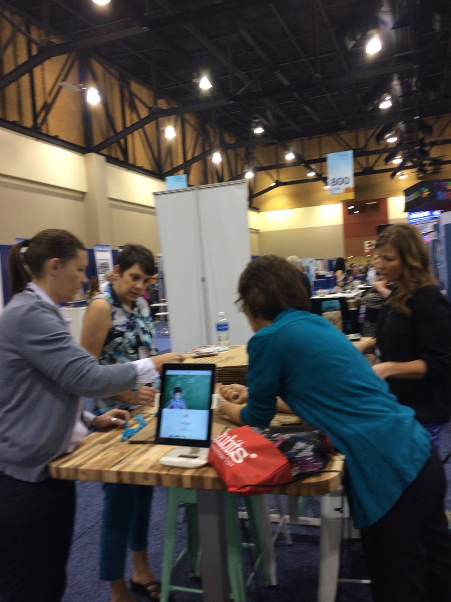 CathyEvansSMS's tweet photo. Fun making at AASL conf  #aasl2017 https://t.co/92cbBskMWo