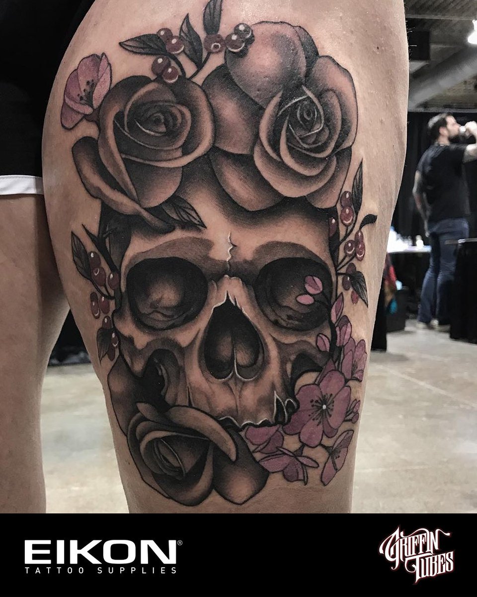 Eikon_Device's tweet photo. More from the @CalgaryTattooShow - @Jackassica crushing a skill piece prior to get tattooed #tattooartists #tattoos #GriffinTubes https://t.co/hdNj5xcNsO