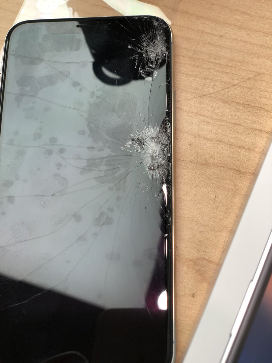 ipadnews's tweet photo. iPhone X vs Reclining Couch #ouch #iphonex #iphoneforums #iphonexrepair #fragile https://t.co/Yexw0MsnI4 https://t.co/WtTxzMjs8m