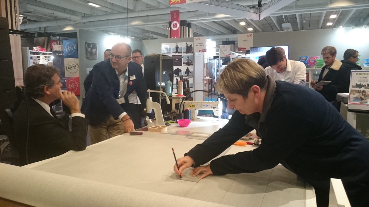 Chaque année, Arnaud <a href="/montebourg/">☰ Arnaud Montebourg</a> nous fait le plaisir de nous rendre visite sur notre stand <a href="/MIF_Expo/">MIF Expo - Le Salon du Made in France</a> 
Cette année c'etait rencontre avec nos couturières Catherine et Louisette :) #madeinfrance #mifexpo