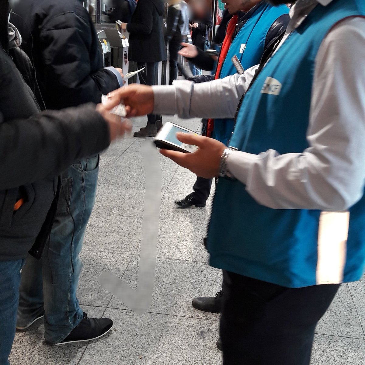 dydrac2011's tweet photo. Cet après midi vous avez été plus de 1000 clients à avoir été contrôlés lors d'une opération de contrôle lutte anti fraude à #magaredestcloud Ns vs remercions pour votre accueil. @PaDesrousseaux @alainkrakovitch @juliflo3 @Plusdetrains @LIGNEL_sncf @AnnePalmier @RavisMatthieu https://t.co/MUeQzDSGq9