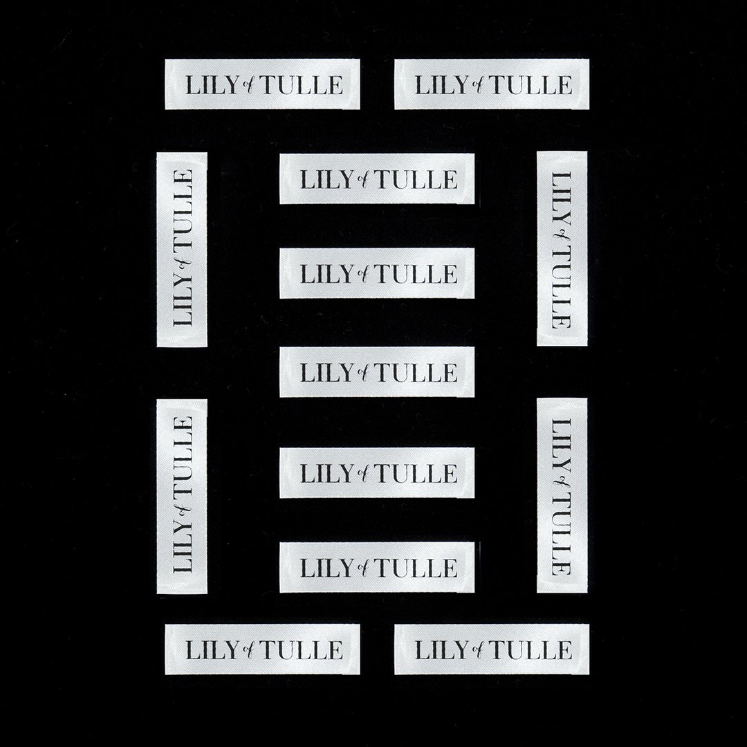 CWLabels's tweet image. These #printedsatin end folds look pretty classy. 😏

#clothinglabels #customwovenlabels #printedlabels #fashiondesign #sewing #tailoring