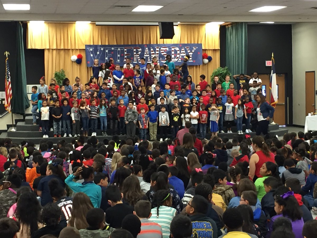 SpringISD's tweet photo. A aquellos en uniforme que sirven hoy y a aquellos que han servido en el pasado, los honramos hoy y todos los días. #SpringISDLatino #Veteranos #Libertad 🇺🇸 https://t.co/Uc6mW2UpGd