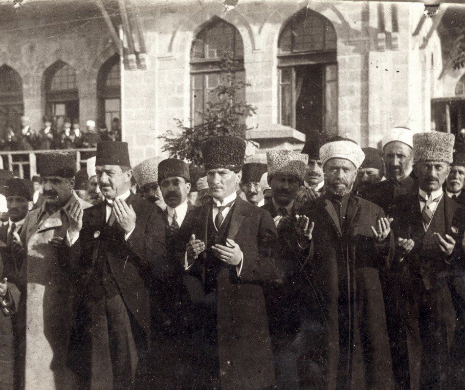 Cumhuriyetimizin banisi Gazi Mustafa Kemal Atatürk'ü ve aziz şehitlerimizi rahmet ve şükranla anıyorum.