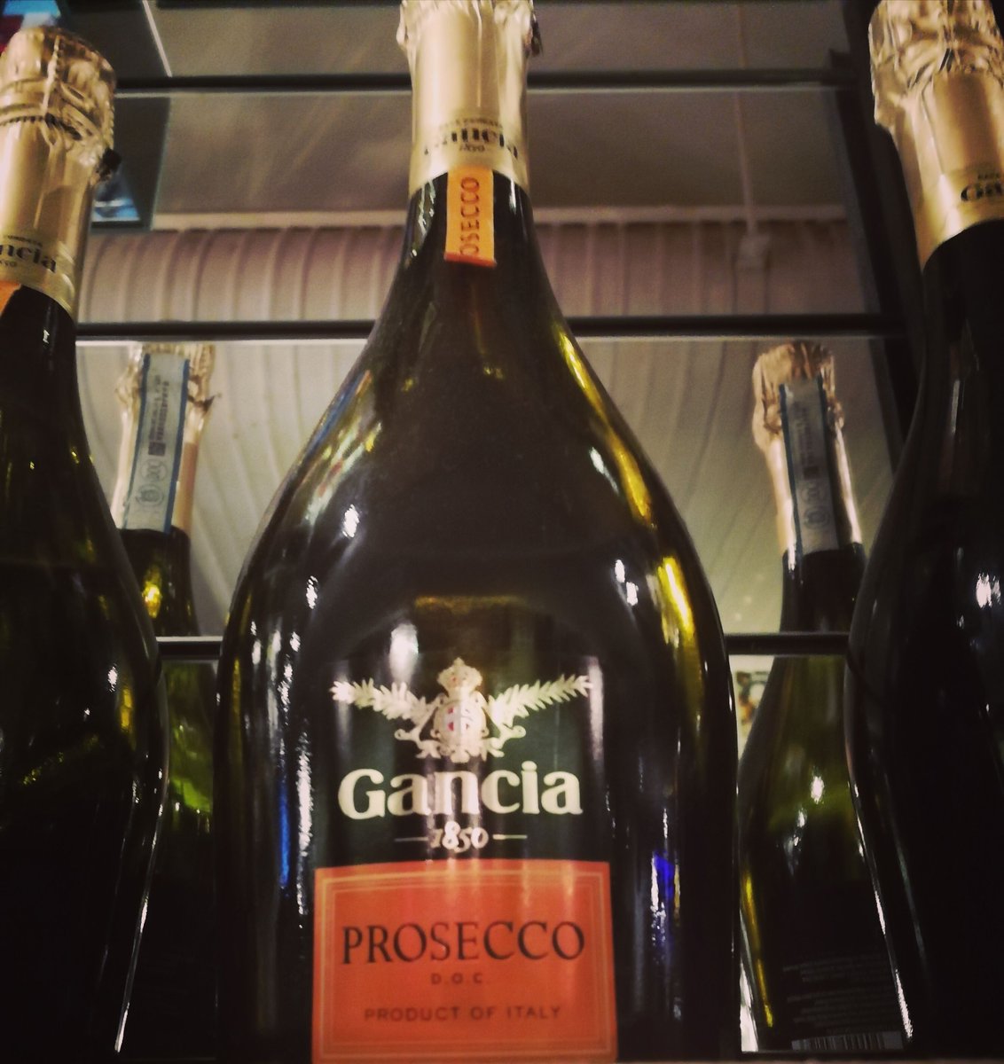 Pick yourself up after work this Friday with a bottle of prosecco for £12 before 10pm
#prosecco #FridayFeeling