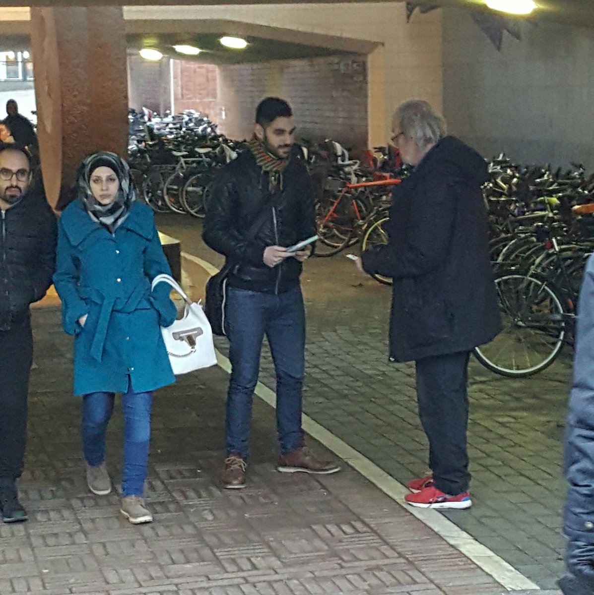 V_Huddinge's tweet photo. Idag har vi firat den stundande helgen med att kampanja för avgiftsfri kollektivtrafik i Huddinge centrum! https://t.co/JOrNmNgY5f