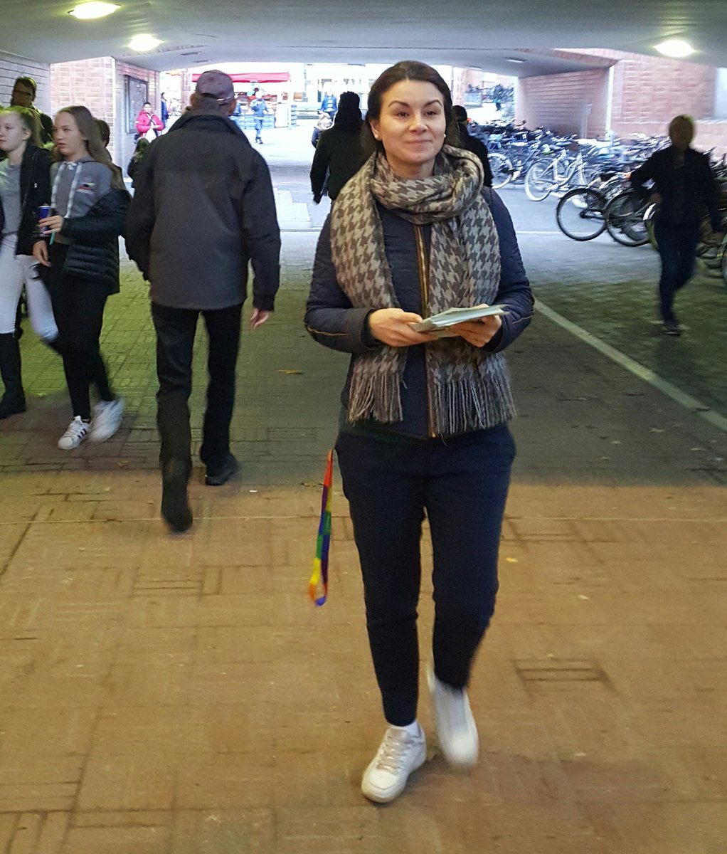V_Huddinge's tweet photo. Idag har vi firat den stundande helgen med att kampanja för avgiftsfri kollektivtrafik i Huddinge centrum! https://t.co/JOrNmNgY5f