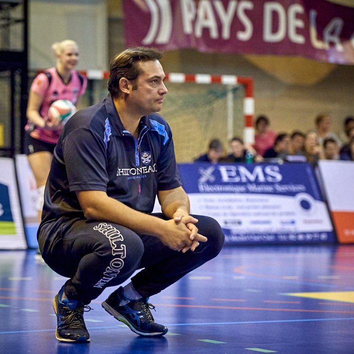 LNVofficiel's tweet photo. Entretien avec Cyril ONG, coach de @BeziersAngels : "On fait notre petit bonhomme de chemin" https://t.co/DBaY1i9ICr #LAF #volleyLAF https://t.co/e69Hjuj50b