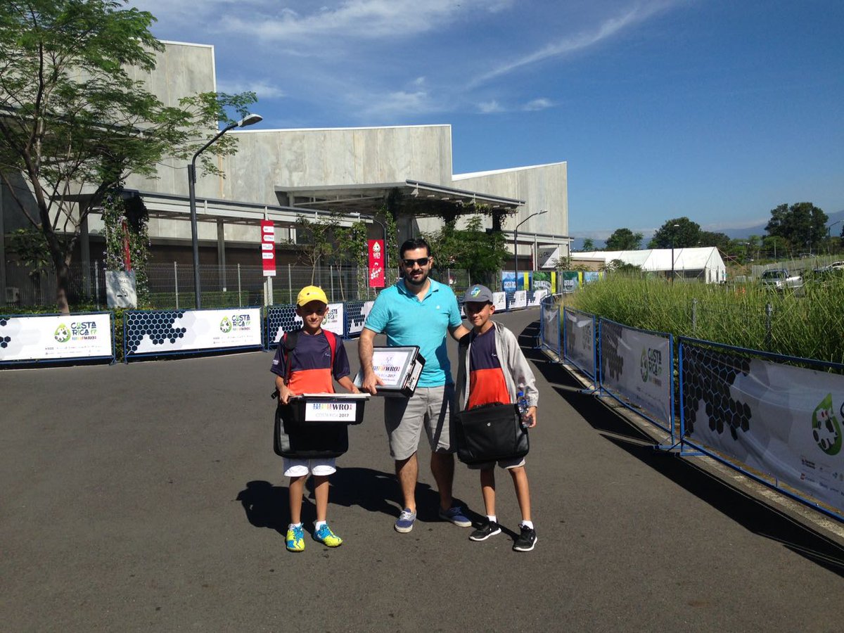 FundaVida's tweet photo. Emocionados por estos chicos y deseándoles lo mejor en la etapa final de la Olimpiada. #WRO2017 #WROCR2017 #FundaVidaCR https://t.co/MgUbxWOgon