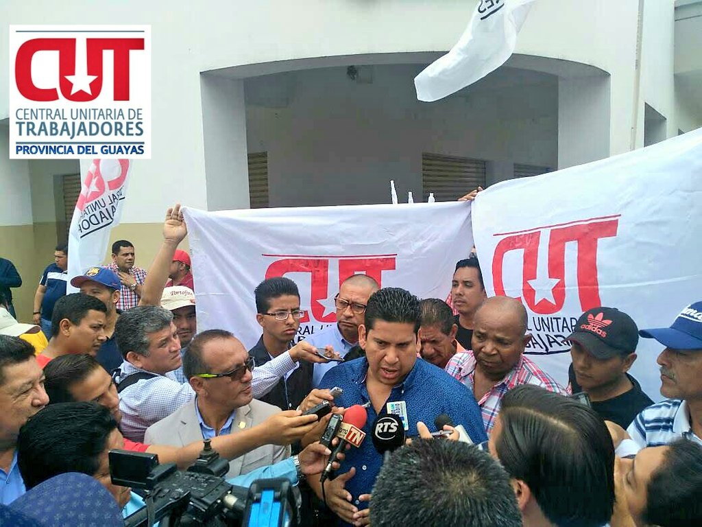 cut_guayas's tweet photo. La CUT presente en la @CorteConstEcu #Guayaquil presentando AMICUS CURIAE a favor de la Consulta y Referéndum. https://t.co/ZvvulxcFMN