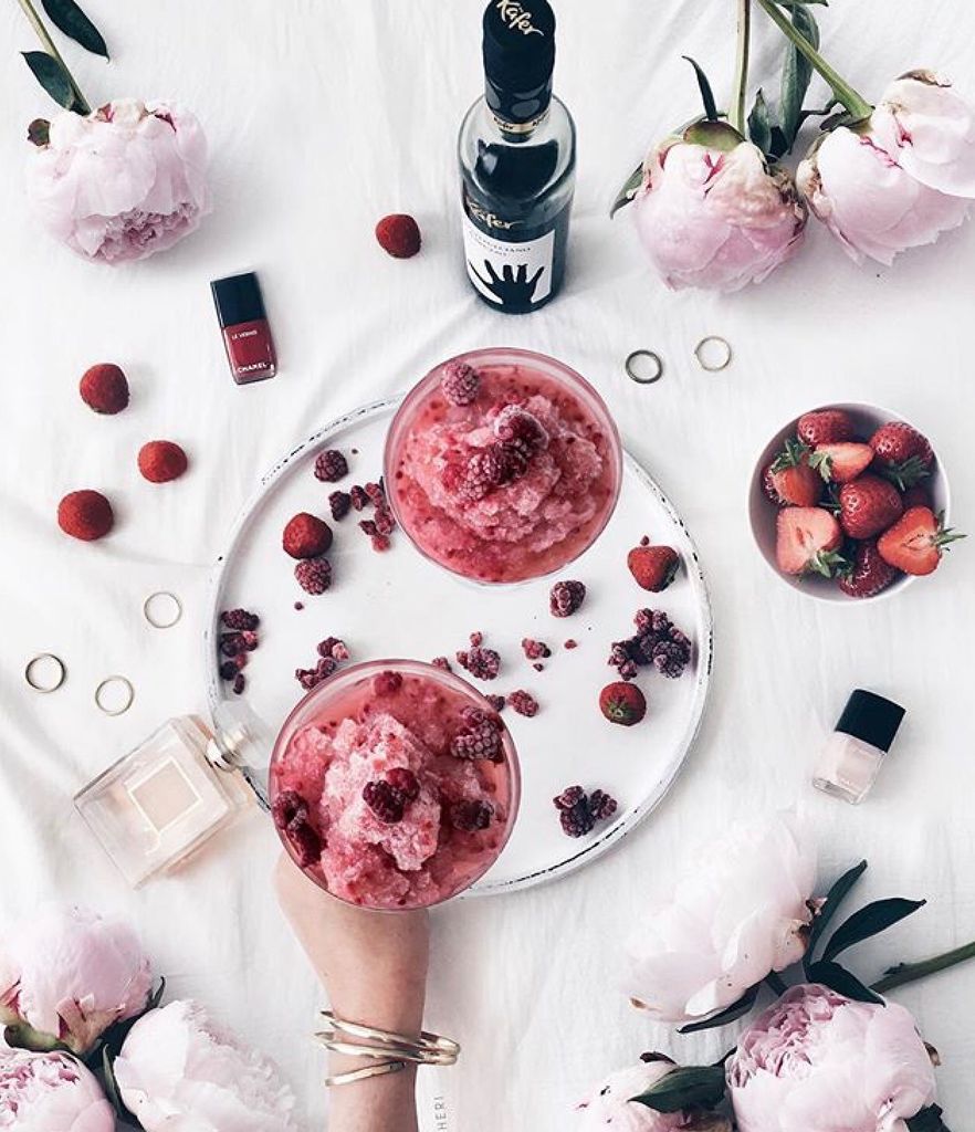 tanapama's tweet photo. It's 5o'clock somewhere! #fridayvibes #tgif #friyay https://t.co/O3wN2gjgBw