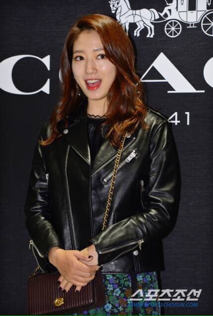cikpandora's tweet photo. Aigoooo cutie pie... Looks so cute when she open her mouth like that. Hahahahaha #coachmuse https://t.co/uoiBAIqLvC