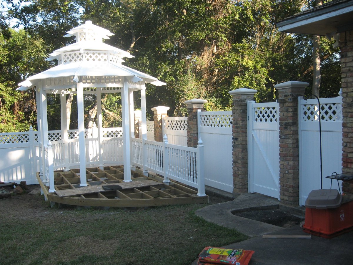 FenceFuture's tweet photo. We are in love with #VINYL #PVC fencing @Future_Outdoors. This company can really WOW you!  Not only the most durable type of fencing, but has your property looking updated and modern. https://t.co/Nka0wQ1SM8