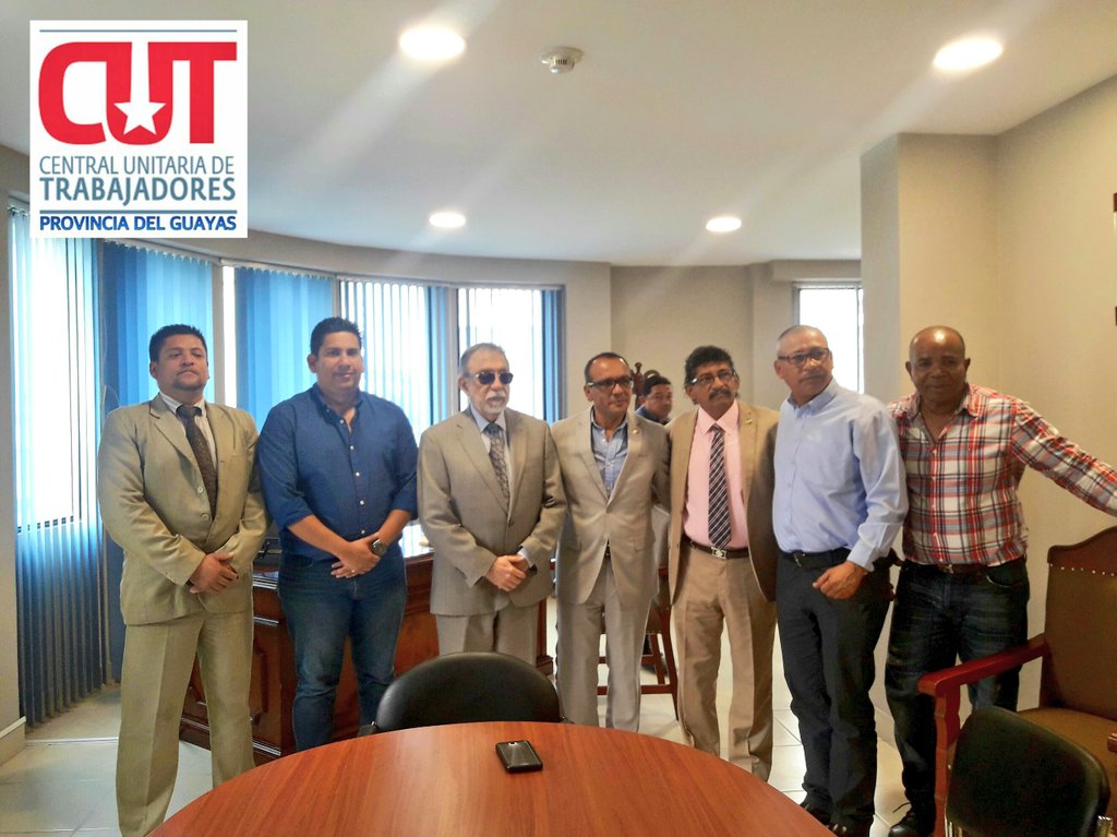 cut_guayas's tweet photo. La CUT presente en la @CorteConstEcu #Guayaquil presentando AMICUS CURIAE a favor de la Consulta y Referéndum. https://t.co/ZvvulxcFMN