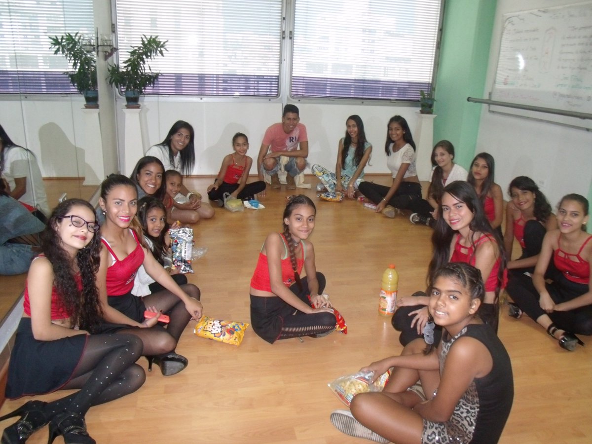 PalaciosModels's tweet photo. Asi compartieron nuestras modelos, celebrando la realización del desfile GIRLS OF COLORS y la coronación de nuestras #SrtasModelsFashion17 https://t.co/HuXraXptph