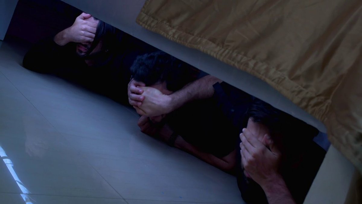 tps1392's tweet photo. Protective #Dadvay and #mommykara covering #babyRu from watching ..and #Rudy's strugglesππ #Obros are loveβ€οΈβ€οΈ #Ishqbaaaz https://t.co/I3ihwVGyWg