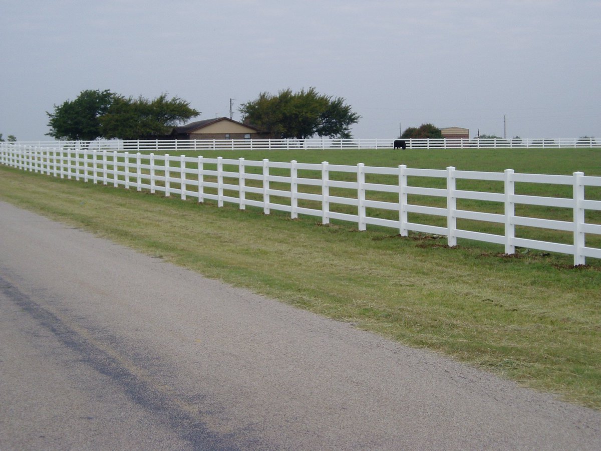 FenceFuture's tweet photo. We are in love with #VINYL #PVC fencing @Future_Outdoors. This company can really WOW you!  Not only the most durable type of fencing, but has your property looking updated and modern. https://t.co/Nka0wQ1SM8