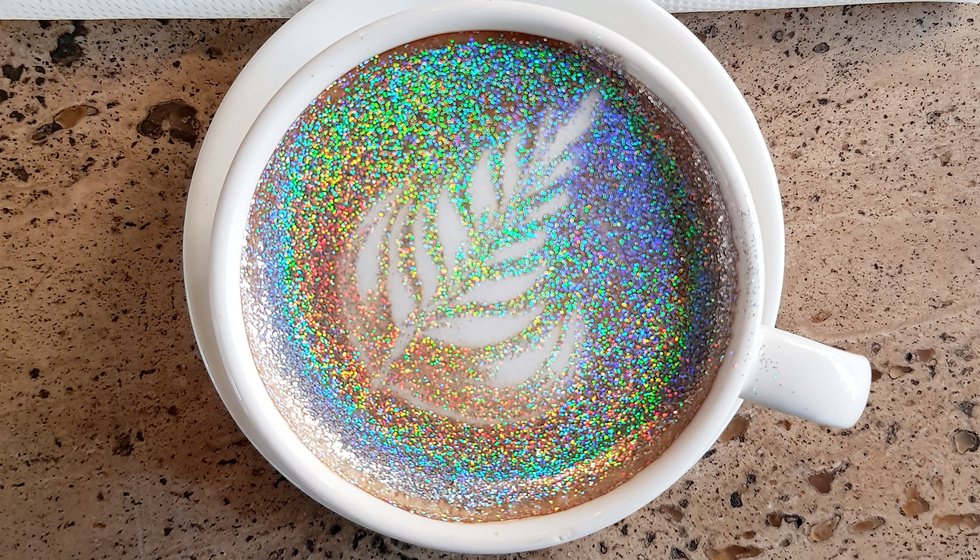 pdgespanol's tweet photo. Los #capuccinos brillantes y escarchados son la nueva tendencia en el mundo del #café https://t.co/hB9Y5RFFrf via @GlamourMex #glittercoffee https://t.co/cvjV3bUgq0