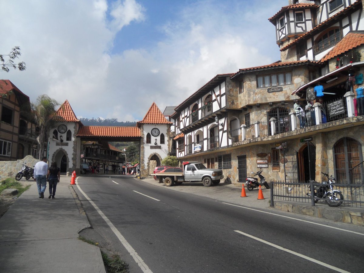 CarylBertho's tweet photo. Aquí seguimos organizados, pueblo y gobierno, trabajando de la mano para buscar solución a los problemas que aquejan al pueblo de la Colonia Tovar y seguir construyendo el Municipio POTENCIA con nuestro Gobernador @RMarcoTorres https://t.co/lYKD9aw4Nx
