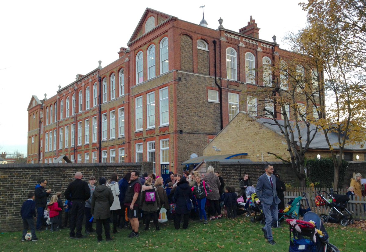 summerstown182's tweet photo. Great way to start this #Remembrance weekend, back at @Smallwoodschool #Tooting sowing poppy seeds Look forward to taking you all on another tour very soon #REM182 https://t.co/dx6lPqDx1y