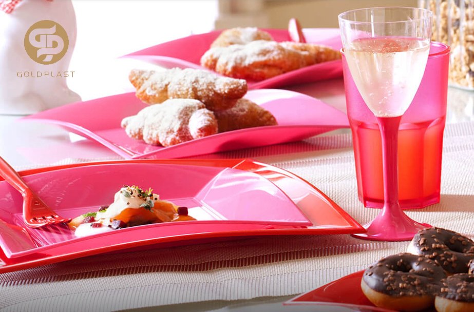 WalkingMatters's tweet photo. Italy's @GoldPlastGroup rbings its #Agame with #color when it comes to #disposable dinnerware
#TabletopMatters
https://t.co/BWd2pylEc8 https://t.co/skQh77o77V