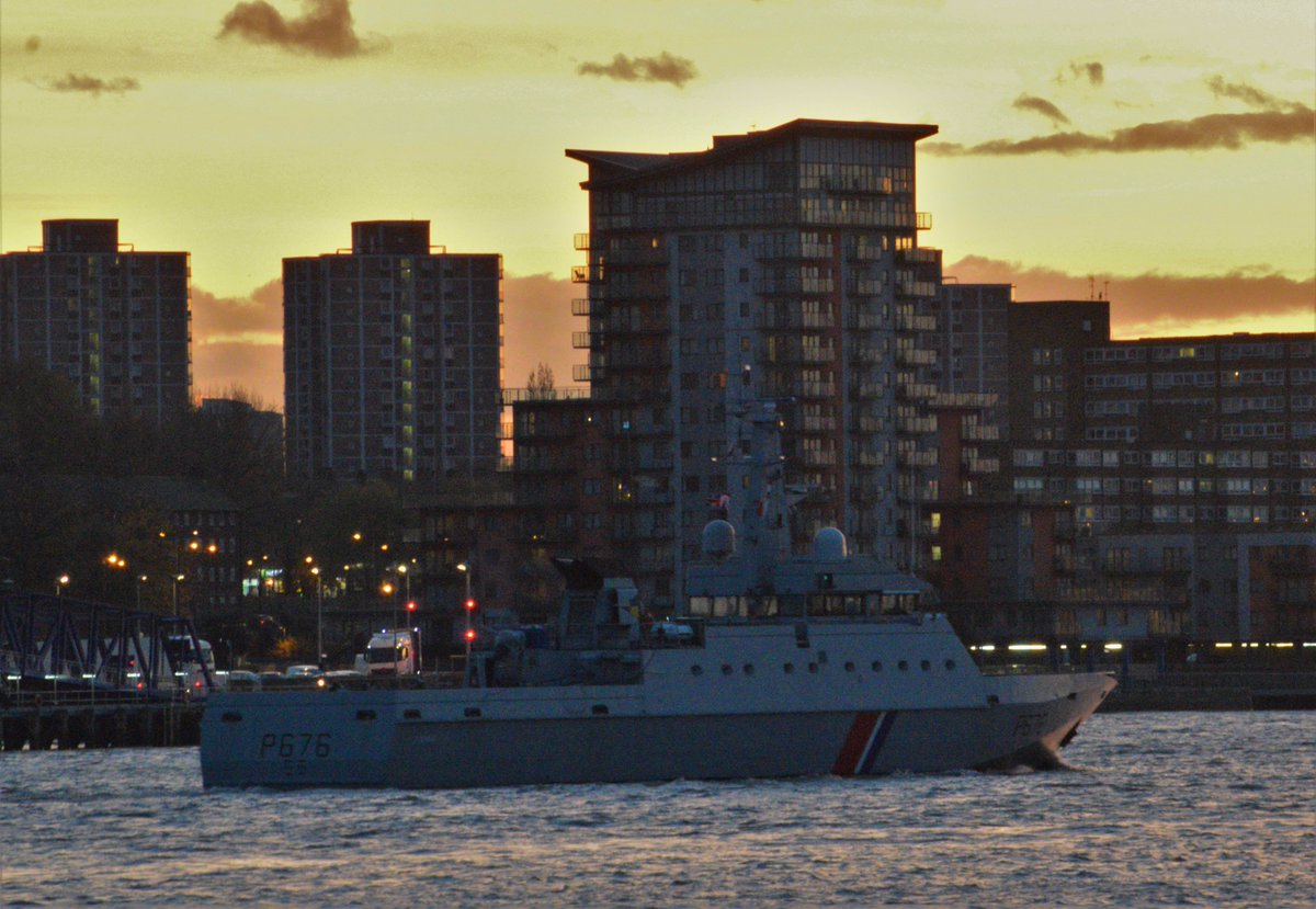 AJBC_1's tweet photo. At the going down of the sun @MarineNationale #OPV #FSFlamant arrives on the #Thames #London heading to @CRTLondon #WestIndiaDock for #Remberance weekend @LondonPortAuth #dlr_blog https://t.co/Dlg5o2ek6T
