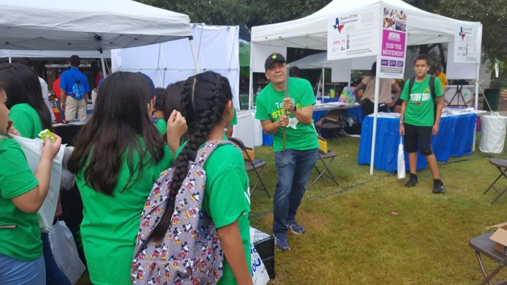 MillionWMentors's tweet photo. .@BP_America & #MWMTX / @TXGCP Make #STEM Exciting For Houston Students at @EnergyDayFest in Houston! https://t.co/q55JfpWIXf #EnergyDay2017 #WomenInSTEM #GirlsInSTEM https://t.co/nNqryY5Vj7