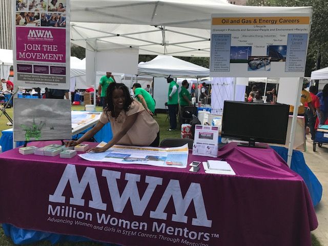 MillionWMentors's tweet photo. .@BP_America & #MWMTX / @TXGCP Make #STEM Exciting For Houston Students at @EnergyDayFest in Houston! https://t.co/q55JfpWIXf #EnergyDay2017 #WomenInSTEM #GirlsInSTEM https://t.co/nNqryY5Vj7