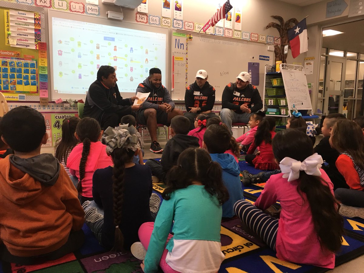 Estudiantes de la UTPB han venido a nuestra escuela a explicarnos cuentos. Gracias Falcons! #EKDLearning