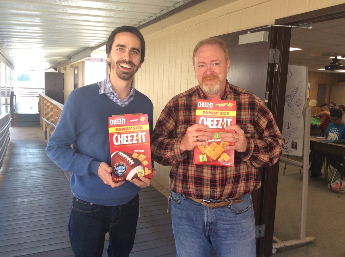RiggLEAD's tweet photo. Nothing makes Portable 8 happier than Cheez-Its! And Fridays, of course! #pb8update #cheezits #tgif https://t.co/LFzQi0xeVl