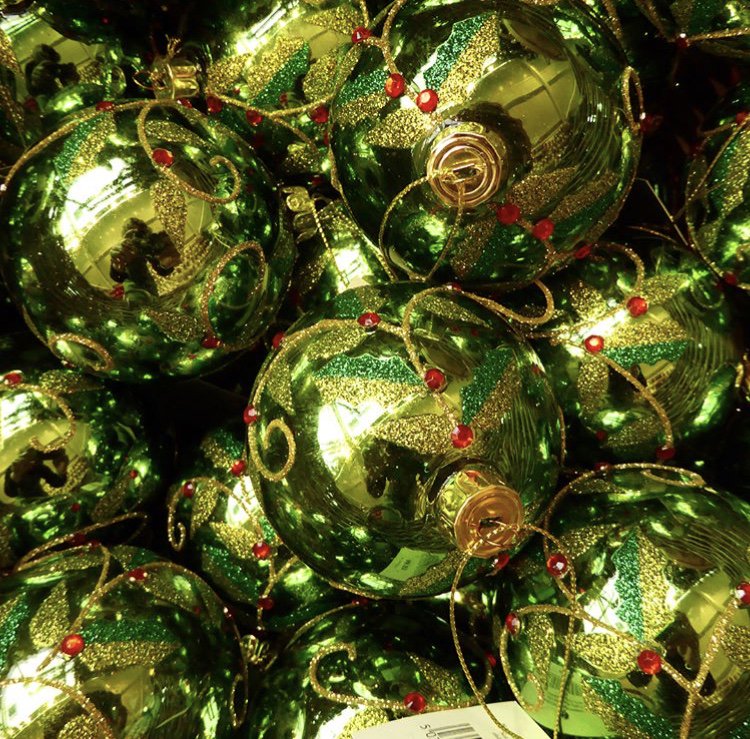 How beautiful are these Baubles? #Christmas #baubles #decoration #ChristmasSpirit #ChristmasIsComing #ChristmasTree