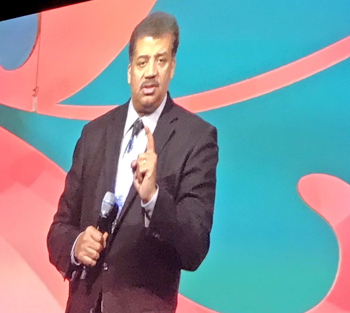 SarahCimarusti's tweet photo. Captain cosmos in human and comic form. #NeilDeGrasseTyson #Greenbuild2017 https://t.co/hV9UW1PJJt