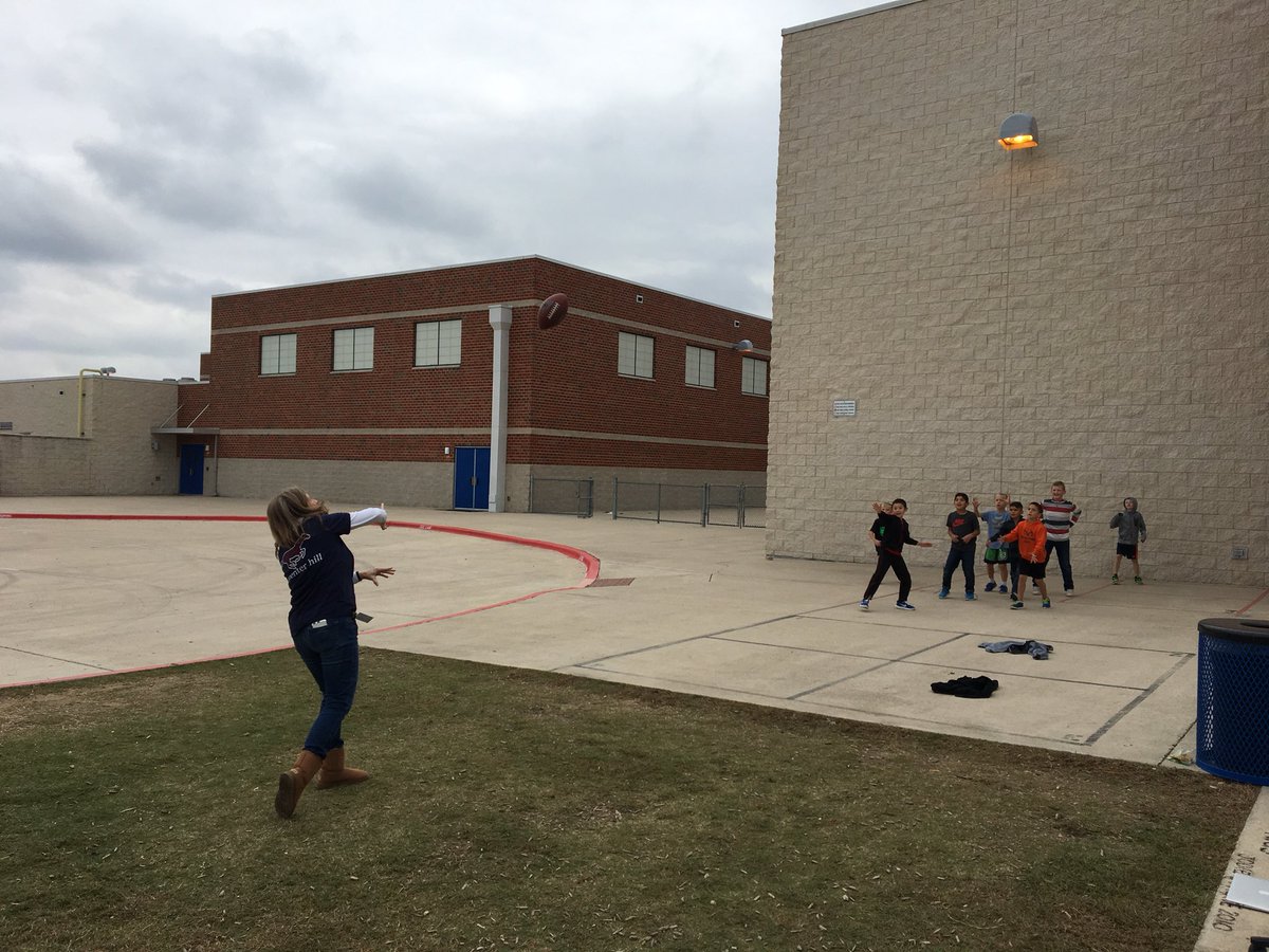 mscollinsroom's tweet photo. I ❤️ this!! #workhardplayharder #ourprincipalhasmadskills🏈 #recessgoals @dabbrown71 https://t.co/J7GJ6SFRCb