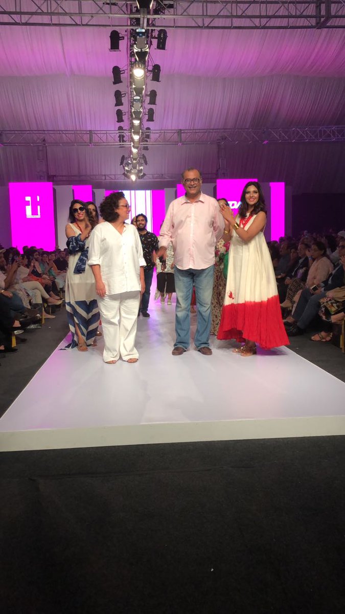 GlitterSmitter5's tweet photo. #ThePinkTreeCompany presents "Bougainvillea Diaries" at #MadeInPak17 by #FashionPakistan x #TDAP 
 #FPMF17 #MillennialFashion #TVOnePk https://t.co/ZKkSGymtpQ