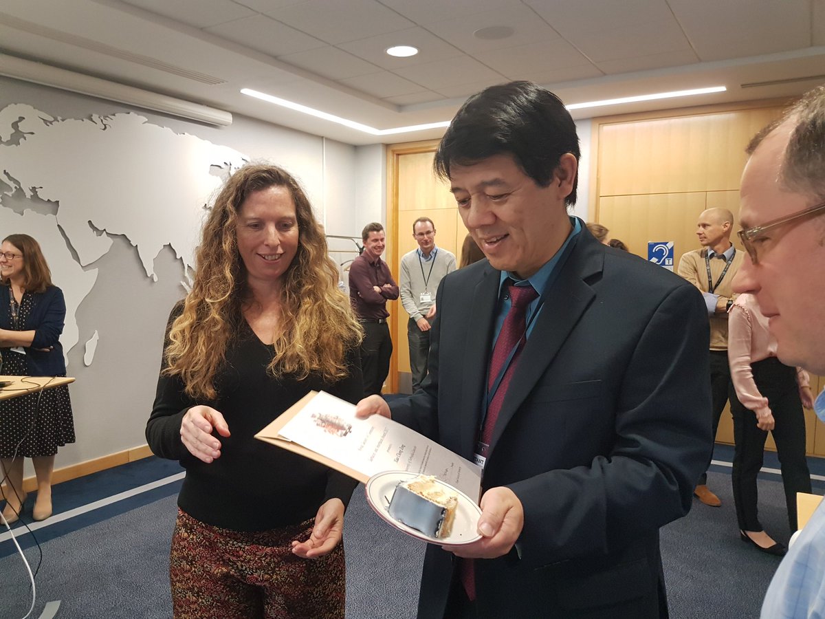 JTHAndres1's tweet photo. @RoySocChem Director of Publishing Emma Wilson presents @nanoscale_rsc Associate Editor Xiao Cheng Zeng with his #RSCAward for #Surfaces and #Interfaces https://t.co/H1xntPc57B