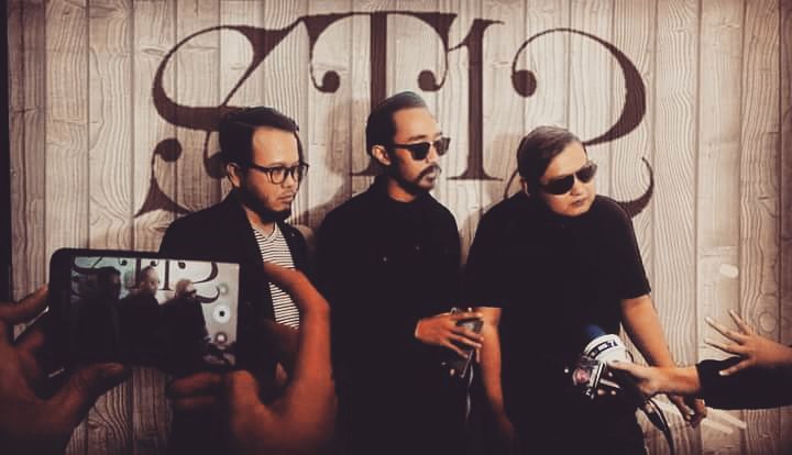 officialST12's tweet photo. Pada akhirnya,inilah kami
.
.  ST12 BAND
.
.
.
NEVER ENDING STORY https://t.co/XYaltusjkR https://t.co/nlfKRQzo7F