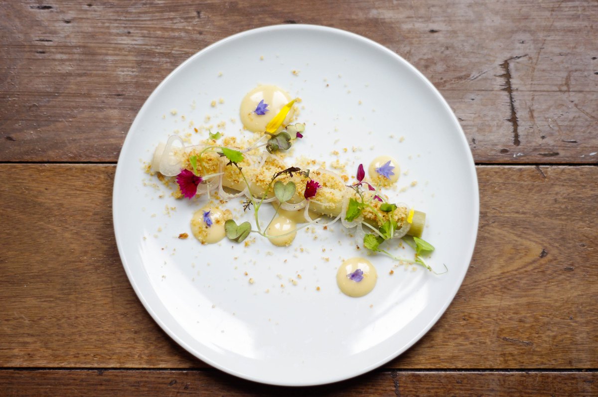 HotelGault's tweet photo. À table! Ce midi, en entrée, on vous concocte des petits poireaux en Escabèche servis avec échalotes françaises et vinaigrette au vin blanc. https://t.co/WIc4JpyRyD