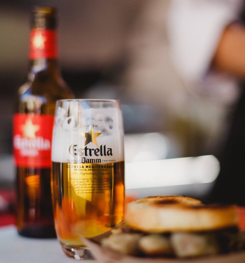 EstrellaDammCat's tweet photo. Rec Experimental Stores, Rec Street Food o Rec Music Festival, on passaràs més estona? T'esperem aquest divendres al #REC016 d'#Igualada! https://t.co/tMFW8gGV8C