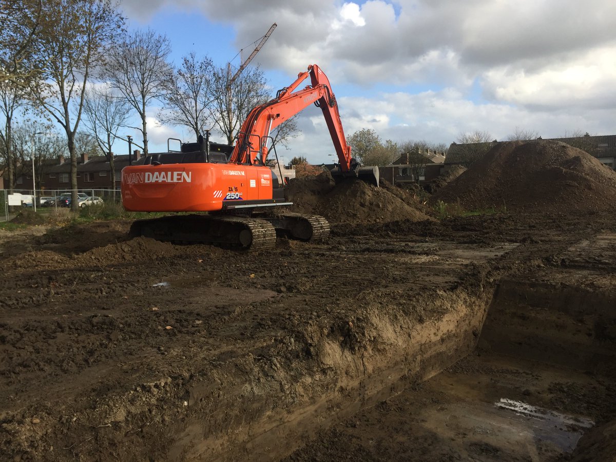 VanDaalenGWW's tweet photo. Begonnen op project Meesterlijk Wonen in Oud-Beijerland. #Grondwerk in opdracht van aannemingsbedrijf Stuit. #3DGPS ontgraven van #bouwputten, #bouwwegen en #waterpartijen
Mooie klus met flink wat #grondverzet https://t.co/USkRdtpqvb