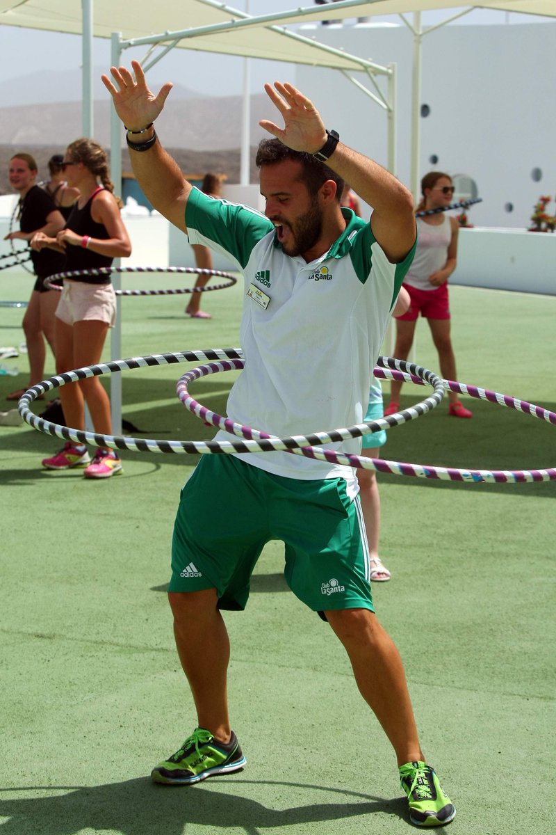 clublasanta's tweet photo. When you're still in the office but your body knows is Friday. #FridayFeeling #TGIF https://t.co/mFo2gifpEN