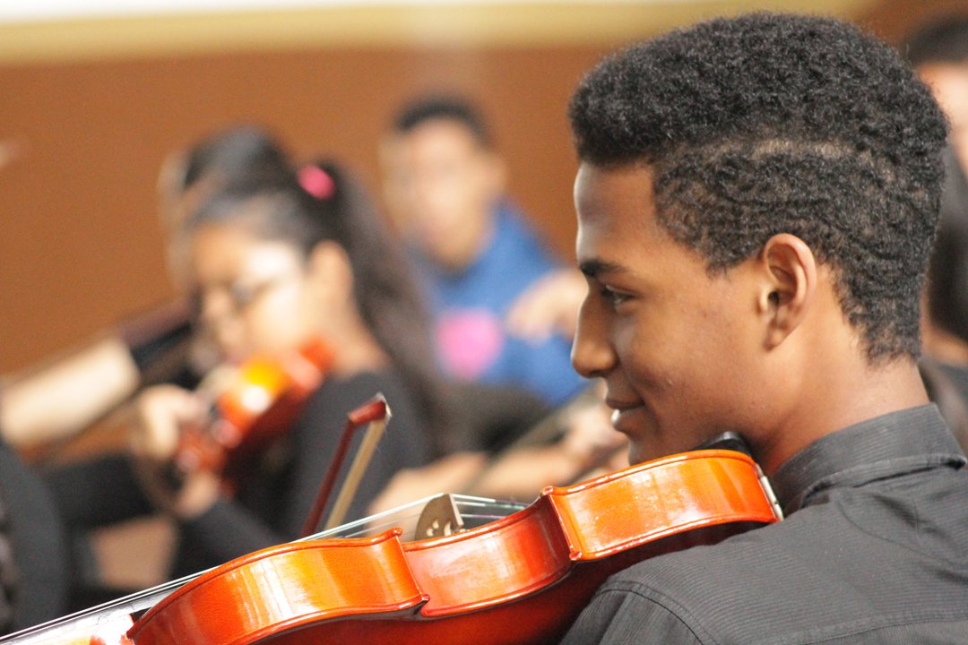 NucleoGuatire's tweet photo. Siempre encontraras una sonrisa acompañada de un buen violín #somoselsistema #somosalergria #musicaparatodas https://t.co/OZetlS4S5G