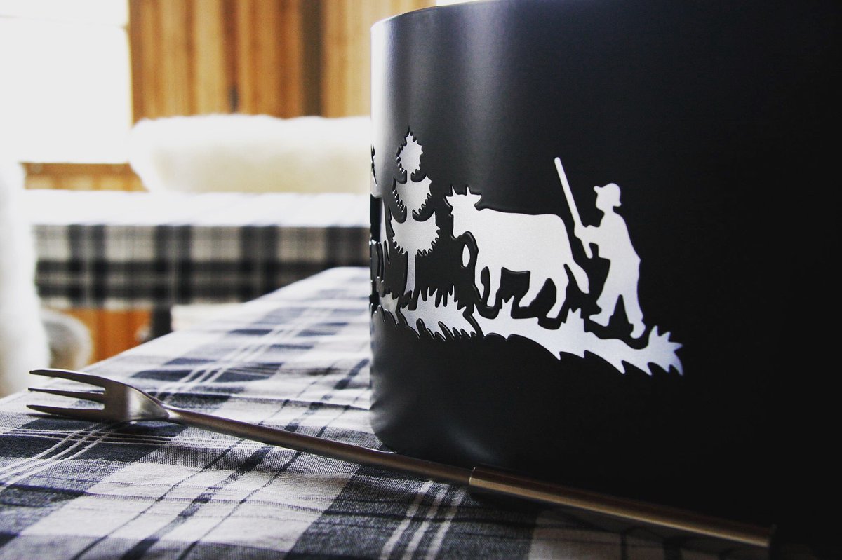 ..das sieht doch nach Fondue-Essen aus? Genau! Ab Morgen mit Rhein Blick im Rhein Chalet Basel auf der <a href="/Ufer7_Basel/">Ufer7 Basel</a> - Terrasse. Versuchen Sie uns! rheinchalet.ch 
#Rhein #Chalet #Basel #Fondue #inlovewithswitzerland #LoveBasel