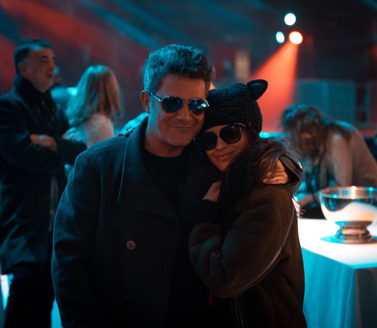 AlejandroSanz's tweet photo. Cuando las pruebas de sonido se convierten en sorpresas @Los40 . @camila_cabello bienvenida a tu casa
When soundchecks turn into surprises. @Camila_Cabello welcome home
Quando a prova de som se tranforma em surpresa.
Amiga @camila_cabello Bem-vinda a casa #Los40MusicAwards https://t.co/0y0ODLsG73