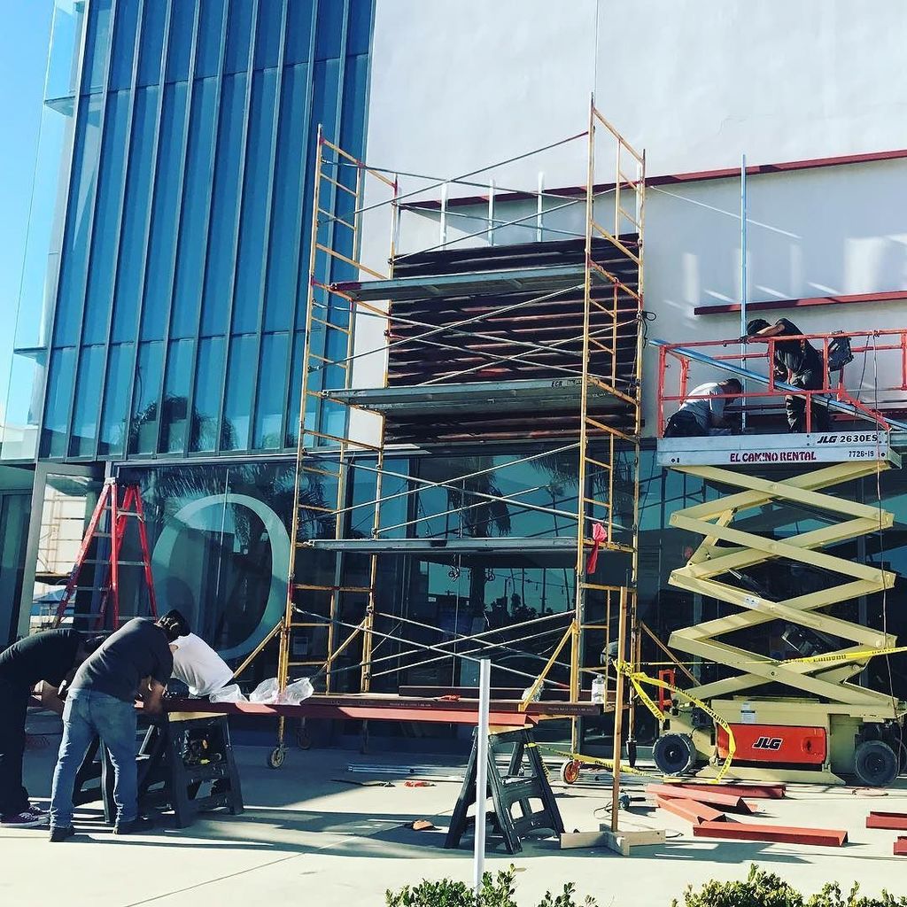 oceansidemuseum's tweet photo. Making progress on Of Fence. This wall will be built! #unDocumenta #pstlala #oneworld #ArtAtOMA https://t.co/5pD7m4r0O0 https://t.co/Yshcav2Jsx
