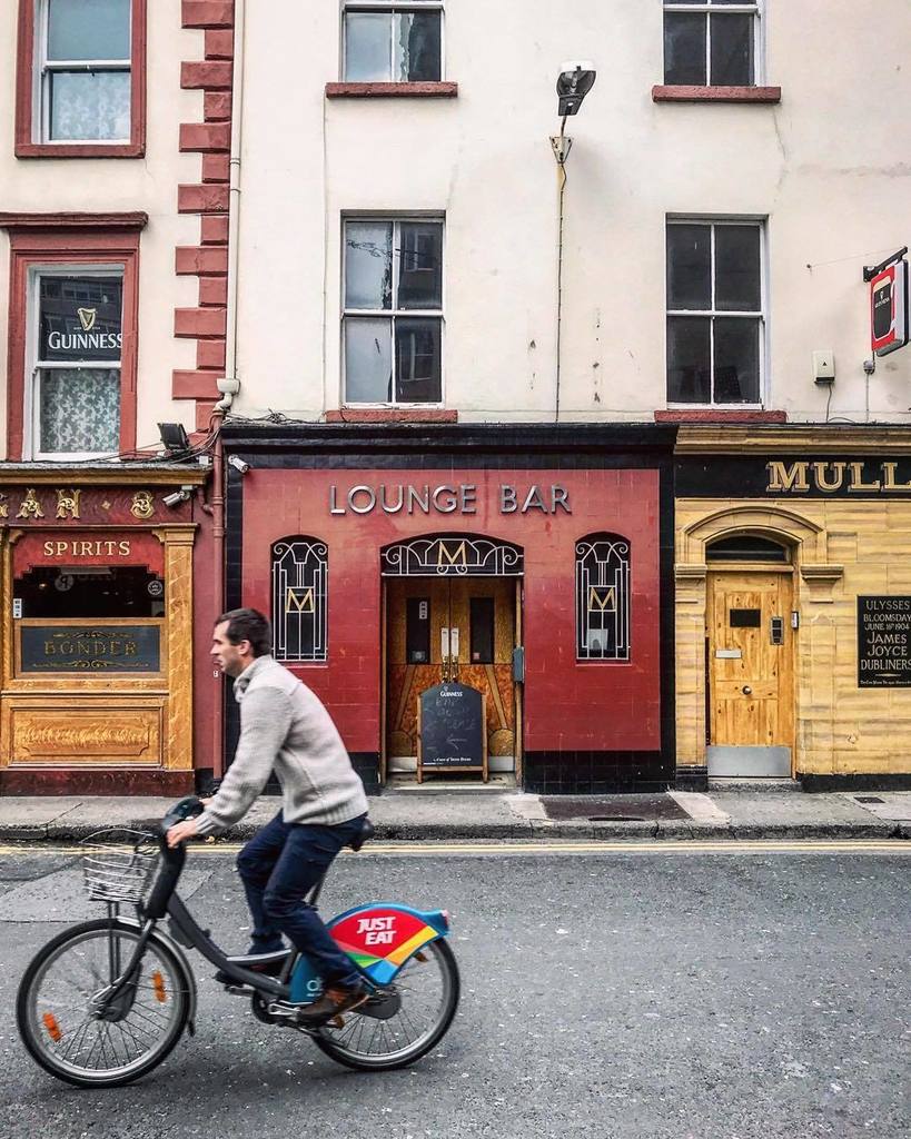 thelocalsdublin's tweet photo. Pints O'Clock ⏰  The stone cold classic that is Mulligans of Poolbeg Street #happyfriday ⠀

#mulliganspub #… https://t.co/al7sn1N9BP https://t.co/fpjs6FAf2f